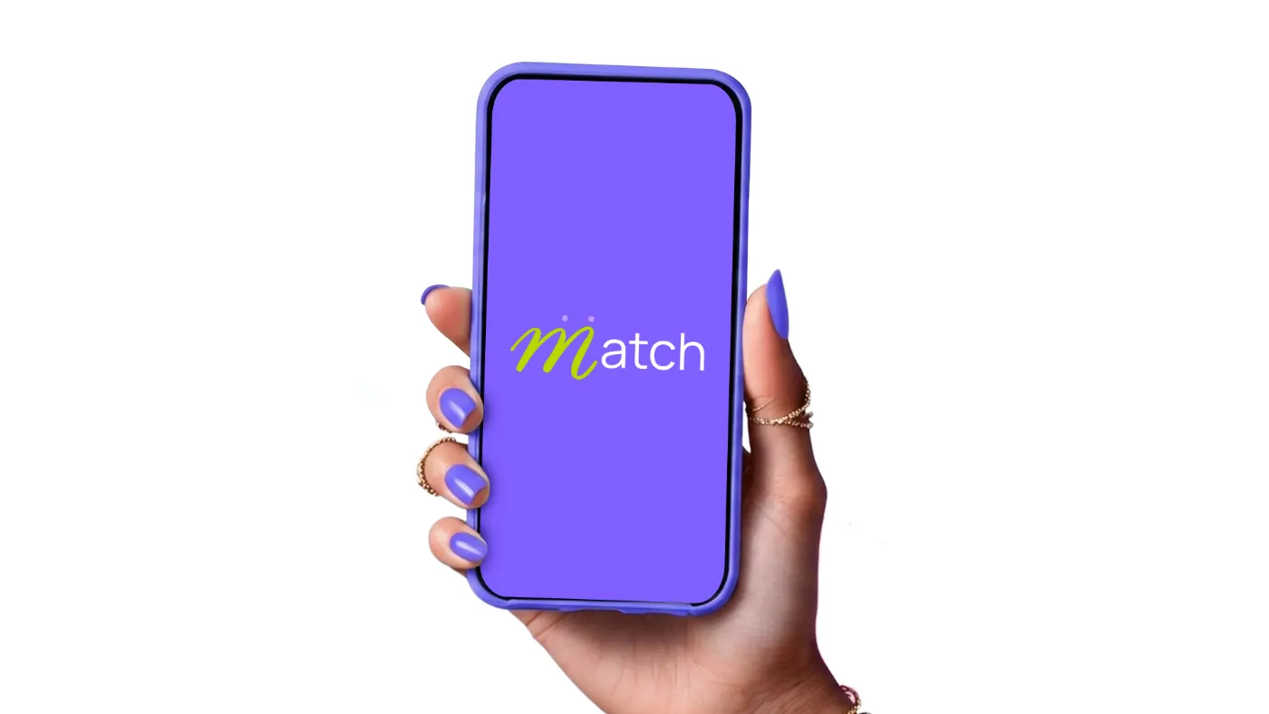 Mano sosteniendo un celular con el logo de Match