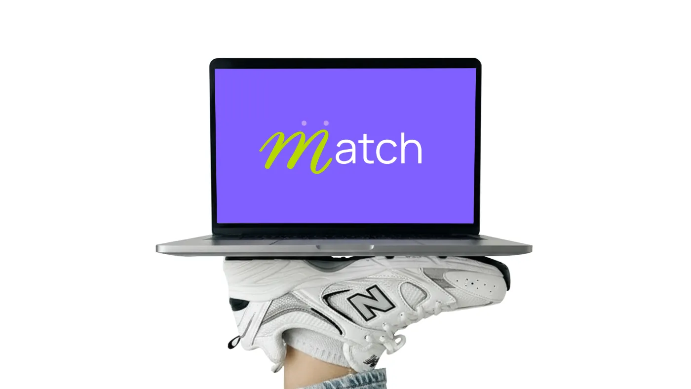 Laptop con el logo de Match sobre un tenis